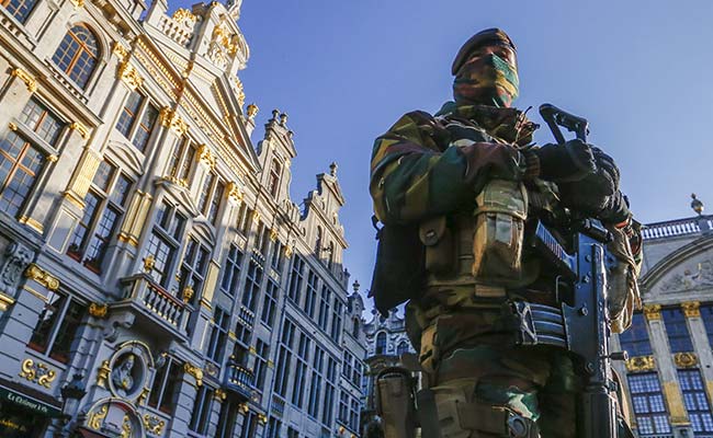 US Issues Global Travel Alert as Manhunt Continues for Paris Attackers