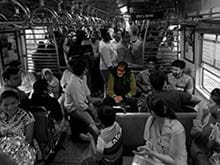 Amitabh Bachchan Got on a Mumbai Local, Sang <i>Rang Barse</i> For Commuters