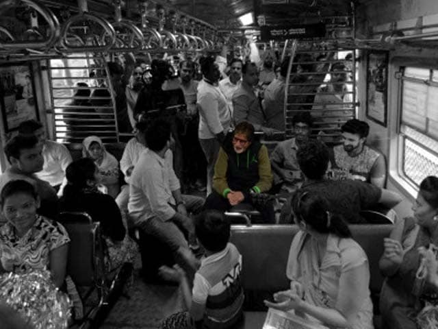 Amitabh Bachchan Got on a Mumbai Local, Sang Rang Barse For Commuters