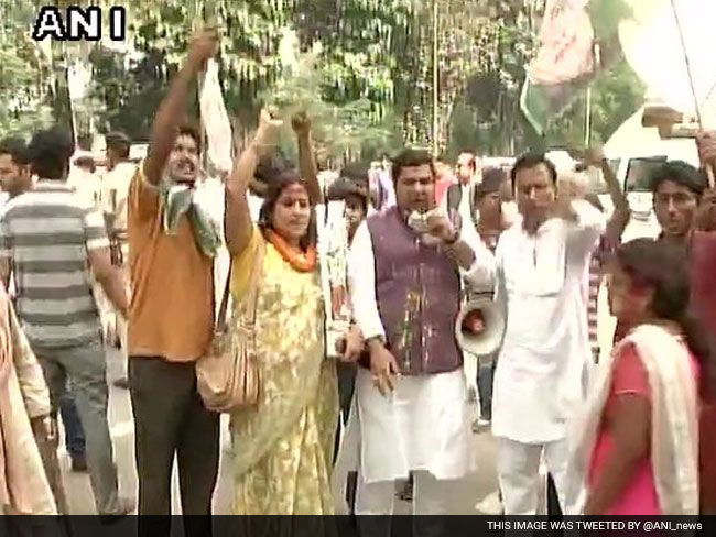 महागठबंधन की जीत के बाद नीतीश और लालू के आवास के बाहर मना जश्‍न