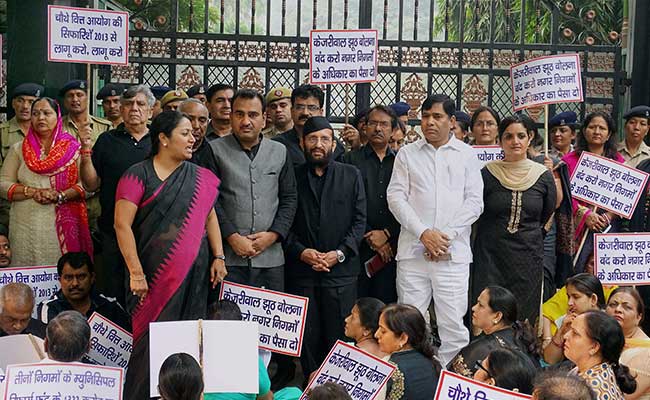 Civic Officials Hold Protest Outside Arvind Kejriwal's Residence