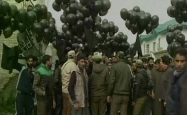 Ahead Of PM Modi's Rally In Srinagar, Black Balloon Protest Near Venue