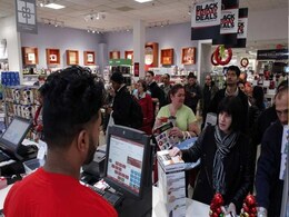 US Shoppers Browse Stores, Buy Online As Black Friday Deals Beckon US Shoppers Browse Stores, Buy Online As Black Friday Deals Beckon