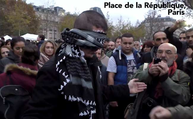 पेरिस में आंखों पर पट्टी बांधकर एक मुस्लिम युवक ने लोगों से कहा, गले लगा लो