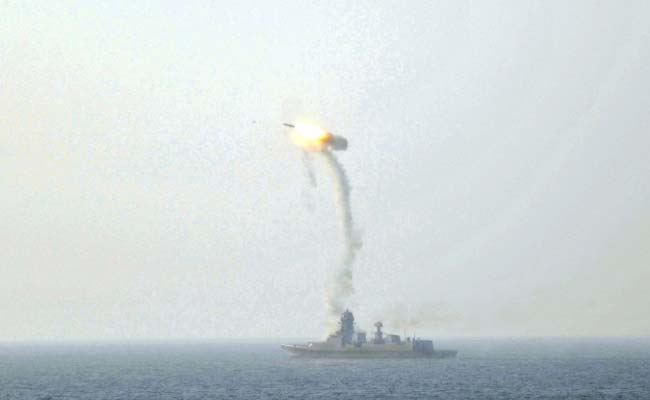 INS कोच्चि से ब्रह्मोस मिसाइल का सफल परीक्षण, समुद्र में लक्ष्य को भेदा