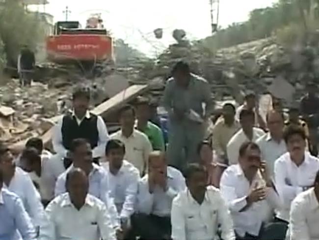 यूपी में सरकार ने अंबेडकर स्मारक की दीवार गिराई, बीएसपी का धरना-प्रदर्शन