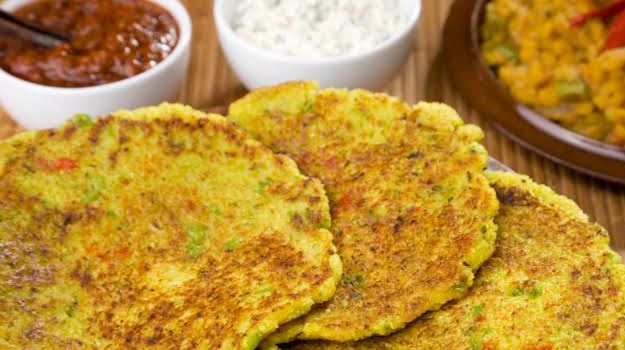 How To Make Palak Paneer Chilla For A Protein-Rich Breakfast