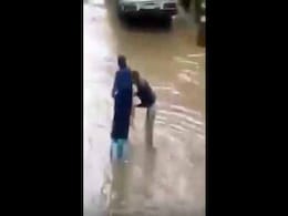 What This Man Did to Help His Wife in Chennai Floods Will Melt Your Heart What This Man Did to Help His Wife in Chennai Floods Will Melt Your Heart
