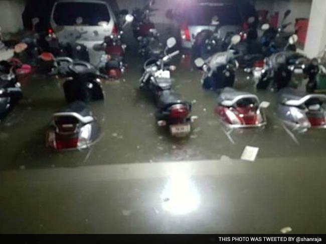 तस्वीरों में : चेन्नई में पूरी रात वर्षा के बाद जगह-जगह भरा पानी