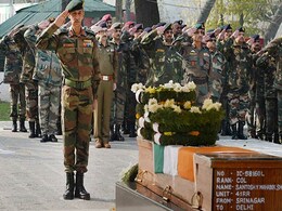 असीमित जिम्मेदारी : खतरा जानकर भी आर्मी के अफसर क्यों नहीं करते अपनी जान की परवाह असीमित जिम्मेदारी : खतरा जानकर भी आर्मी के अफसर क्यों नहीं करते अपनी जान की परवाह