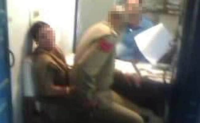 जम्मू : महिला अधिकारी की गोद में बैठता दिखा पुलिस वाला हुआ सस्पेंड