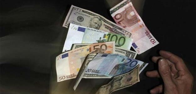 Dollar Gains, Euro Sags As Iran Conflict Lifts Energy Prices