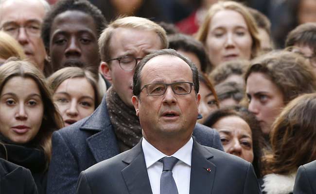 France's Francois Hollande Heads to Russia to Press Anti-ISIS Coalition