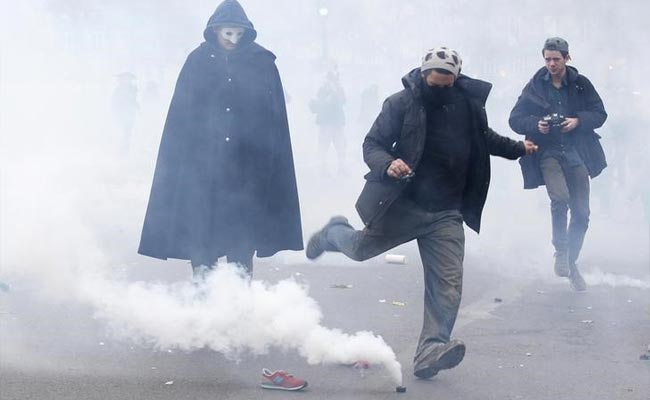 French Police Clash With Protesters in Paris Ahead of Climate Change Summit