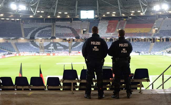 पहली तस्वीरें : जर्मनी में संदिग्ध बैग मिलने के बाद खाली कराया गया स्टेडियम