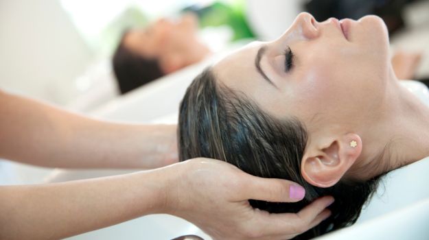 अपने पुराने लुक से हो चुके हैं बोर, तो बदलें अपना हेयर स्‍टाइल