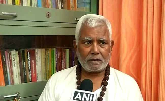 अब BJP सांसद हुकुमदेव नारायण ने पटना एयरपोर्ट पर जमाई धौंस, अकेले बस में बैठकर विमान तक पहुंचे