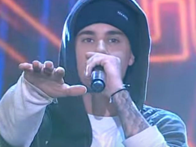 Justin Bieber Interrupts Concert Because Fans Were Clapping Off Beat