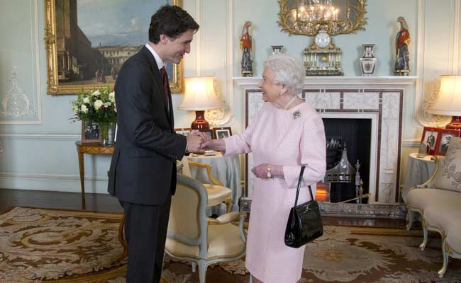 Queen Elizabeth II Thanks Canadian PM for Making Her 'Feel Old'
