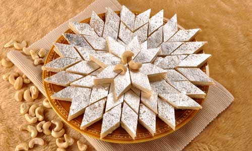 Kaju Katli For Diwali: इस दिवाली झटपट ऐसे बनाएं काजू कतली, यहां है आसान रेसिपी