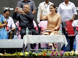 रायपुर : करीना के करीब आते ही सीएम रमन सिंह ने ली सेल्फी रायपुर : करीना के करीब आते ही सीएम रमन सिंह ने ली सेल्फी