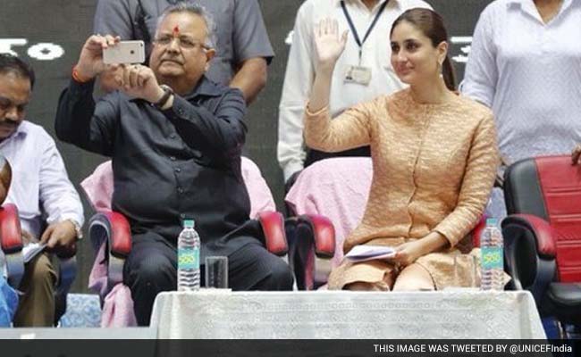 Chhattisgarh Chief Minister Raman Singh's Selfie With Kareena Kapoor Draws Congress' Flak