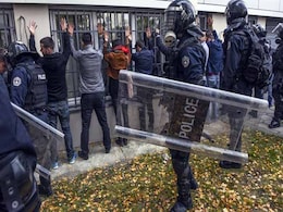 Kosovo Police Arrest 13, Fire Tear Gas in Protest Clashes Kosovo Police Arrest 13, Fire Tear Gas in Protest Clashes