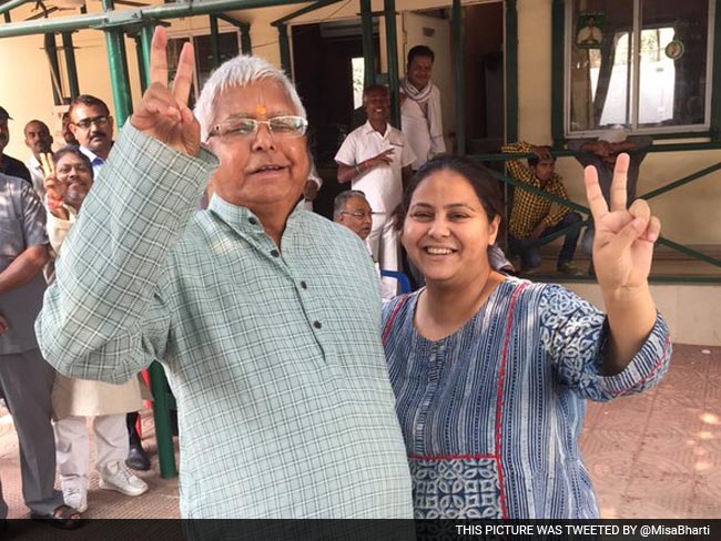 Pics : बिहार चुनाव के नतीजों के बाद मीसा ने ट्वीट की पापा के साथ तस्वीर