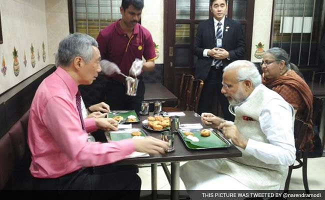 पीएम मोदी ने सिंगापुर के प्रधानमंत्री के साथ भारतीय रेस्तरां में भोजन किया