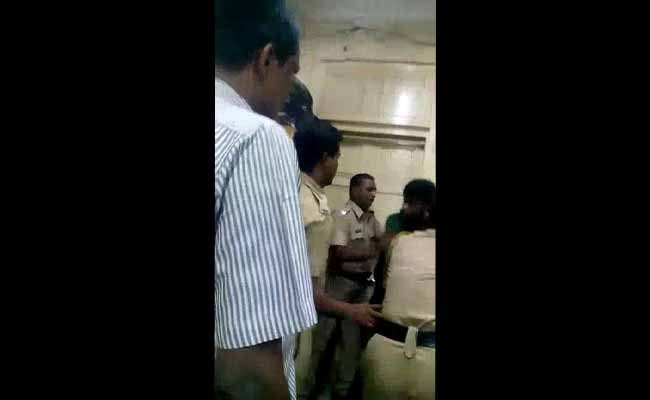 मुंबई पुलिस की ज्यादती : पुलिस स्‍टेशन में युगल जोड़े को बुरी तरह पीटा, डीसीपी बेखबर