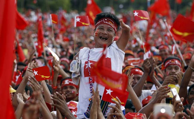 Thousands of Myanmar's Suu Kyi Supporters Stage Huge Pre-election Rally