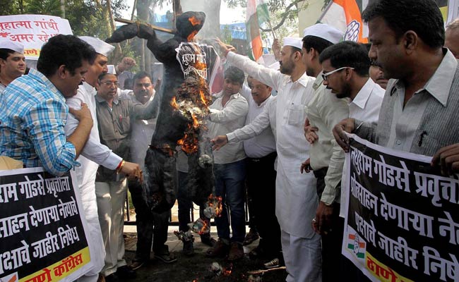 Congress Workers Burn Nathuram Godse's Effigy in Thane