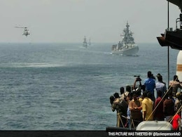 मॉक ड्रिल में हिस्सा ले रहे नौसेना अधिकारियों को आतंकवादी समझकर गिरफ्तार किया मॉक ड्रिल में हिस्सा ले रहे नौसेना अधिकारियों को आतंकवादी समझकर गिरफ्तार किया