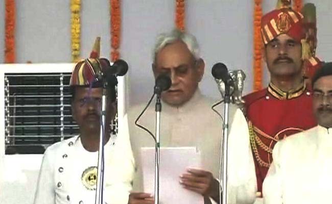 PICS : नीतीश कुमार बने एक बार फिर बिहार के मुख्यमंत्री, कौन- कौन पहुंचा इस मौके पर