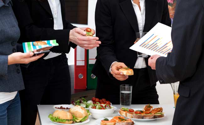 8 Smart Ways To Eat Healthy During Office Hours - NDTV Food