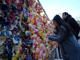 As France Mourns Those Killed in Paris Attacks, Global Moment of Silence As France Mourns Those Killed in Paris Attacks, Global Moment of Silence