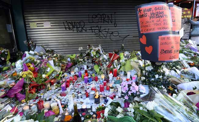 प्राइम टाइम इंट्रो : पेरिस आतंकी हमलों से उठे कई सवाल