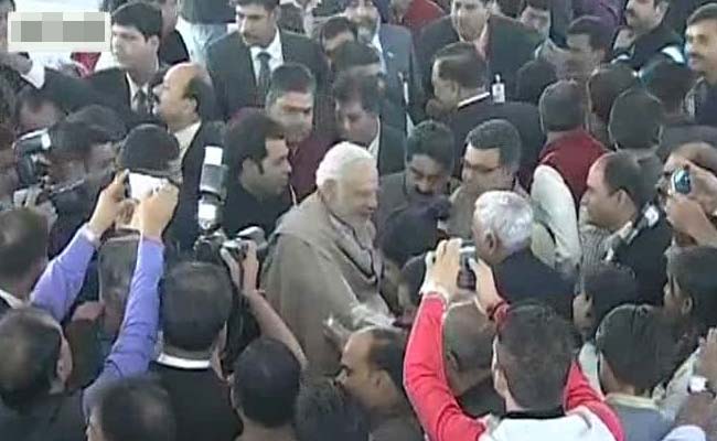 पत्रकारों के बीच प्रधानमंत्री नरेंद्र मोदी, पीएम बनने के बाद मीडिया से दूसरी मुलाक़ात