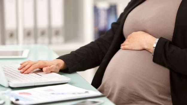 मां बनने वाली महिलाओं के लिए खुशखबरी : छुट्टियां 26 सप्ताह करने की योजना