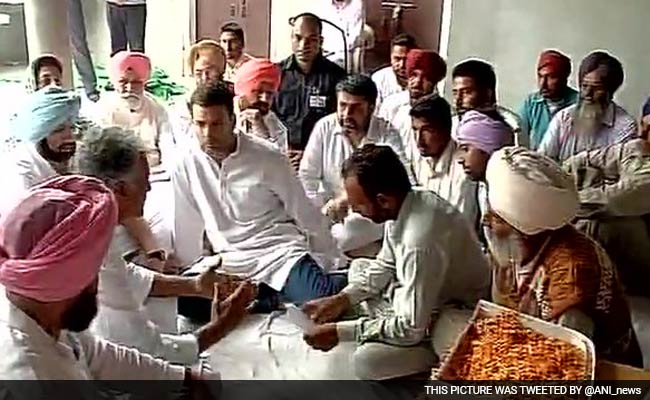 Rahul Gandhi Meets Farmer's Family in Punjab, Eats at Gurdwara 'Langar'