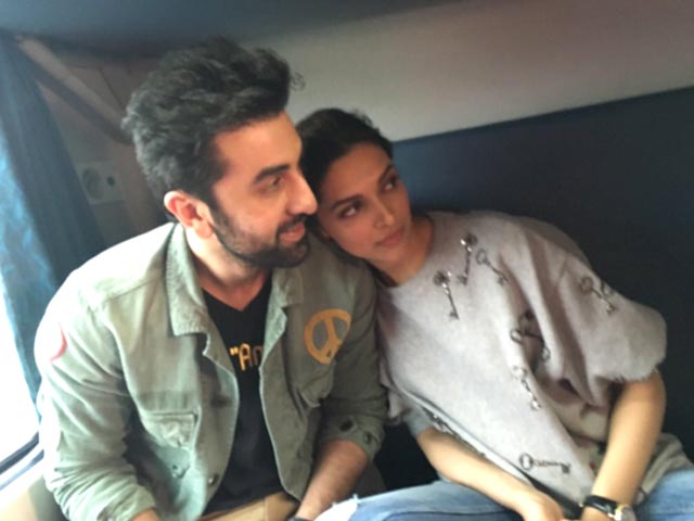 Deepika, Ranbir's <i>Safar</i> to Delhi. Here's a Look at Train <i>Mein Tamasha</i>