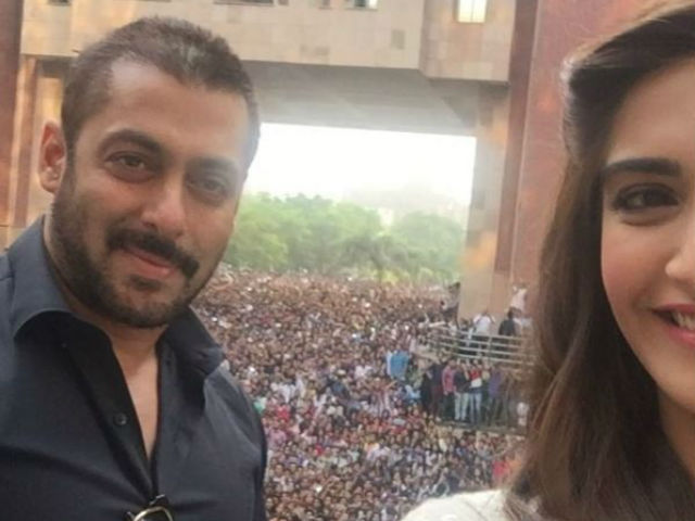 Salman, Sonam and 'Sea of Crowd' for <i>Prem Ratan Dhan Payo</i>