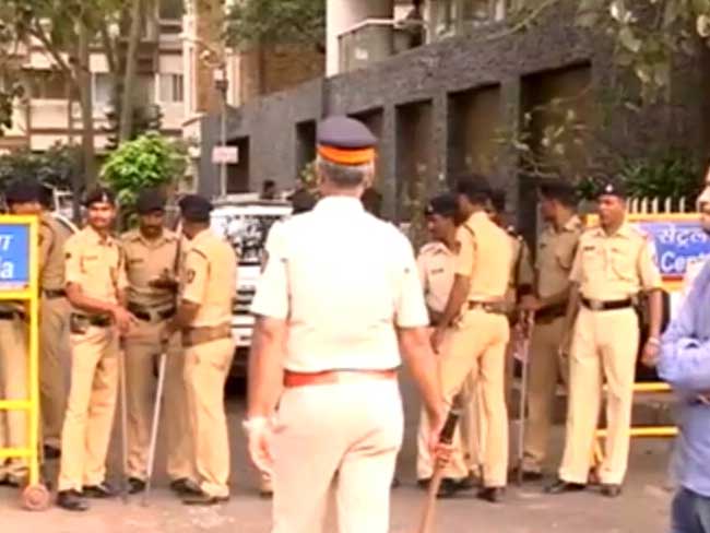 असहिष्&zwj;णुता पर बयान के बाद आमिर खान के घर के बाहर हिंदू सेना का प्रदर्शन