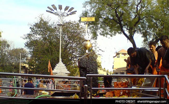 शनि मंदिर में परंपरा तोड़ने वाली महिला ने की सुरक्षा की मांग