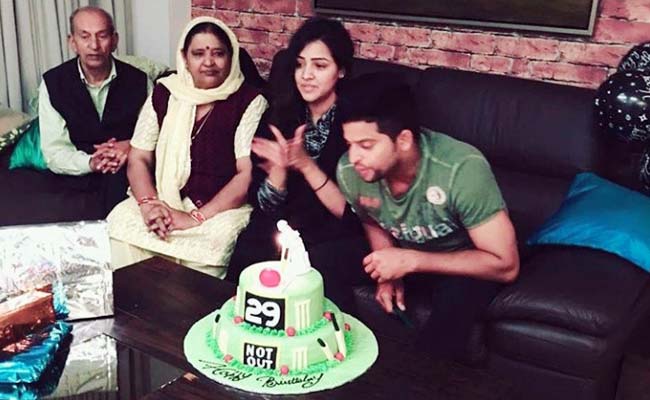 बर्थ-डे विशेष : स्टार क्रिकेटर सुरेश रैना ने परिवार के साथ सेलिब्रेट किया जन्मदिन