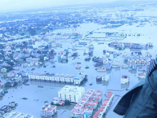 बारिश से बेहाल तमिलनाडु में वायुसेना ने 12 नवजात व 6 महिलाओं सहित कई की जान बचाई