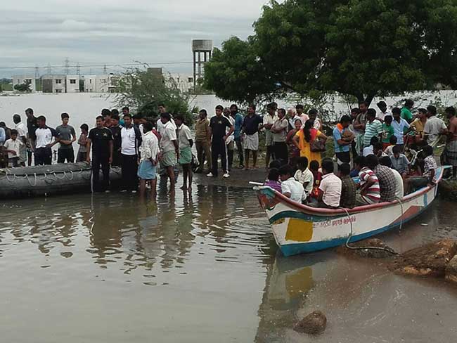 PICS: तामिलनाडु में बाढ़ से बेहाल लोगों की मदद के लिए आगे आई नौसेना