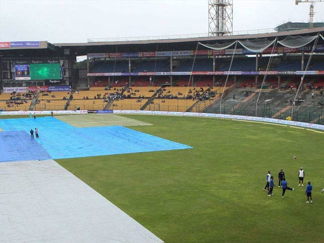 बेंगलुरू टेस्ट : भीगे मैदान के कारण चौथे दिन भी नहीं हो पाया खेल