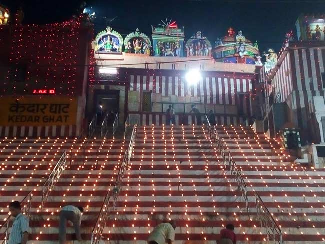 वाराणसी के गंगा घाट पर देव दीपावली के आयोजन में शामिल हुई सोनम कपूर