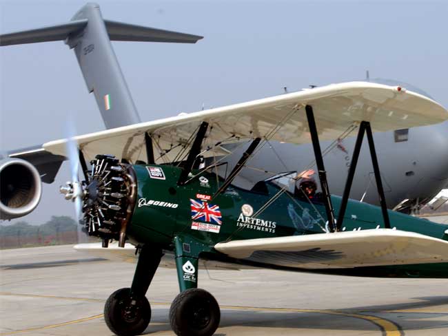 विंटेज प्लेन से दुनिया नापने निकली महिला पायलट